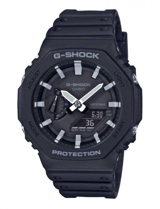 Svart Casio G-Shock-klokke med analog-digital skjerm, solid design og merkede knapper på en svart harpiksrem.