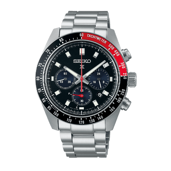 Sølvfarget kronografklokke med svart urskive, rødt takymeter, underurskiver og metalllenke.