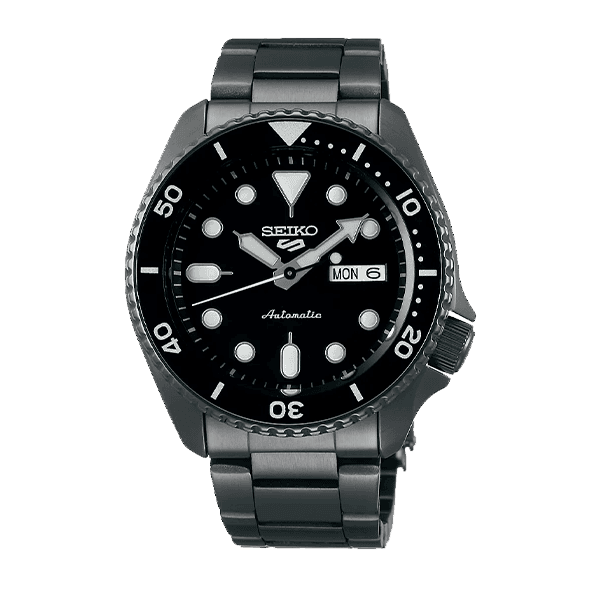 En Seiko automatisk dykkerklokke med svart urskive, selvlysende markører, datovindu og lenke i rustfritt stål.