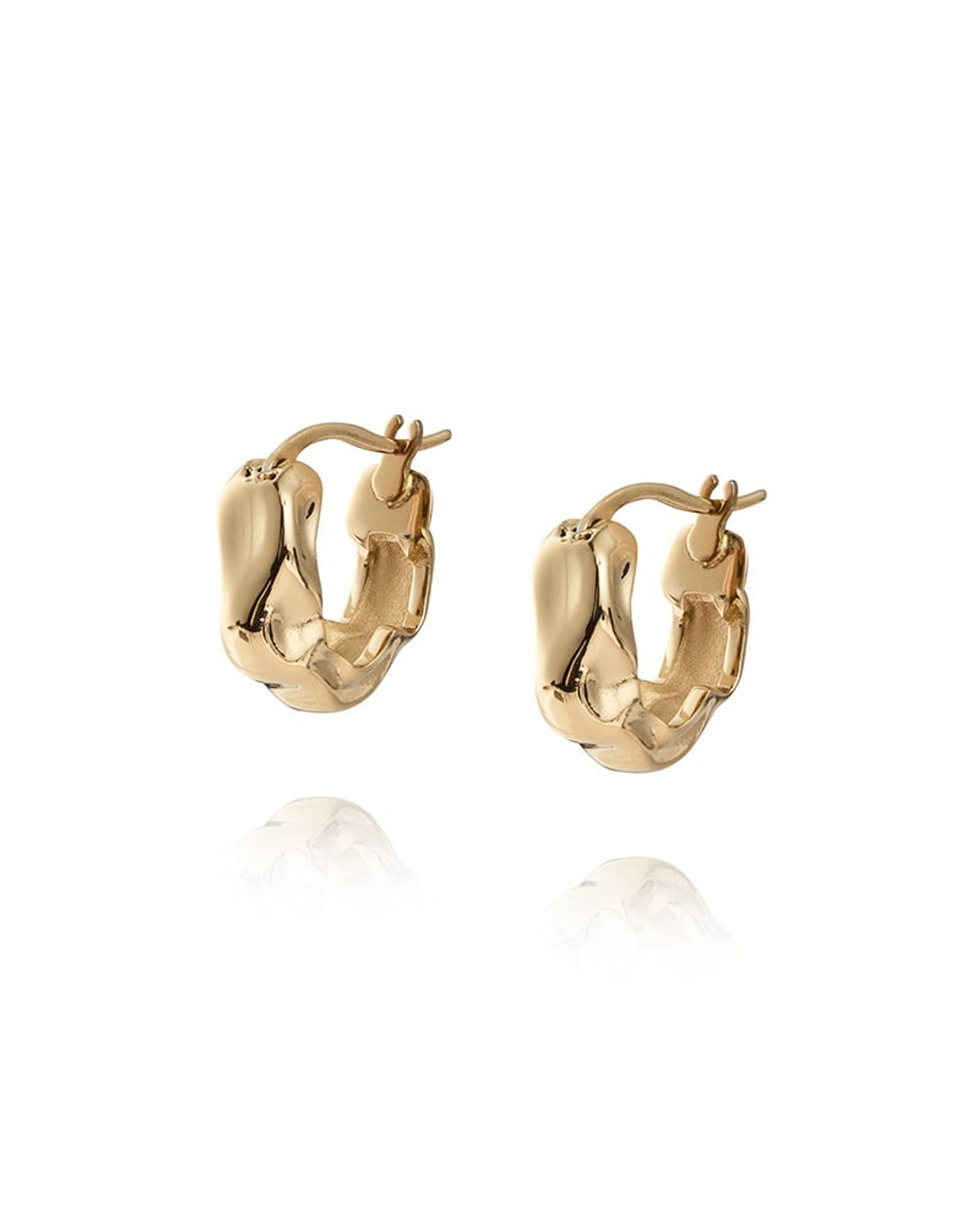 Mockberg Wavy Bolded Hoops ørering i gullfarget stål (small)
