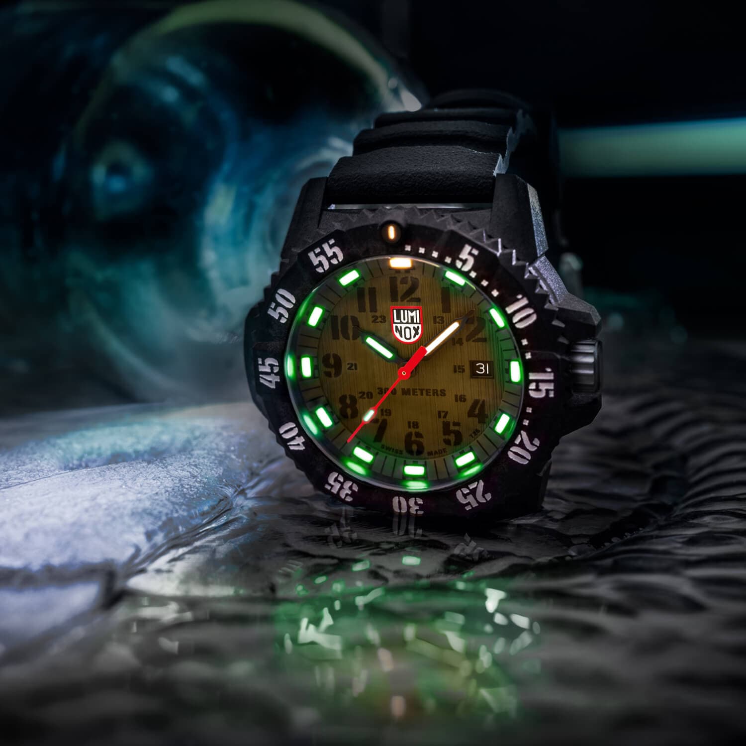 Et robust, selvlysende armbåndsur med svart reim, glødende grønne markeringer og en fremtredende rød logo på urskiven, plassert på en våt overflate.