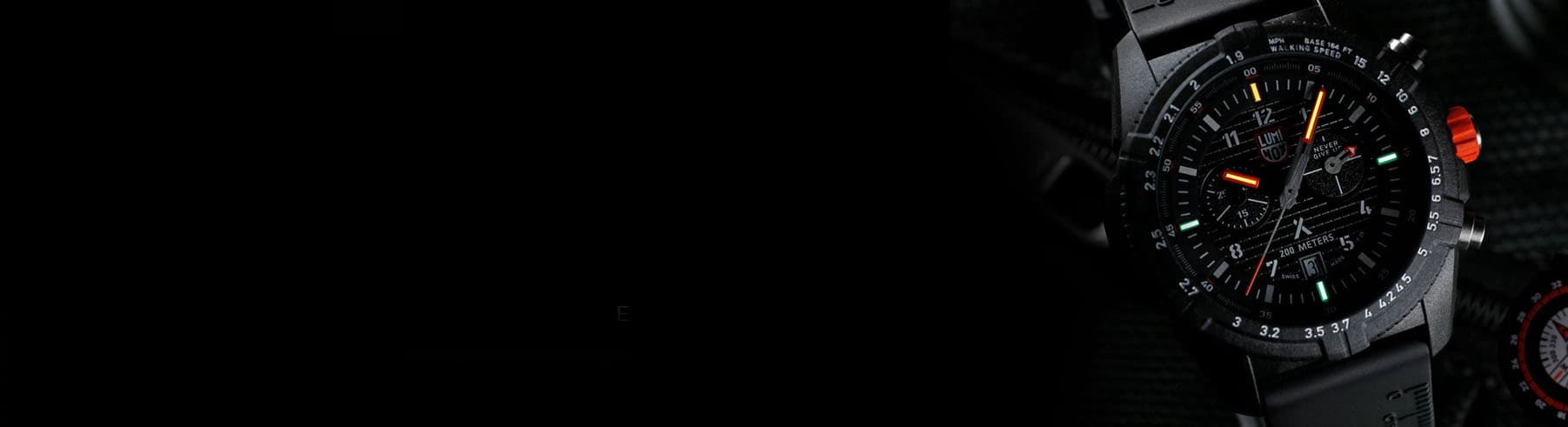 Nærbilde av en sporty svart armbåndsur med detaljert urskive og fargerike detaljer, med diverse markører og knapper på siden.