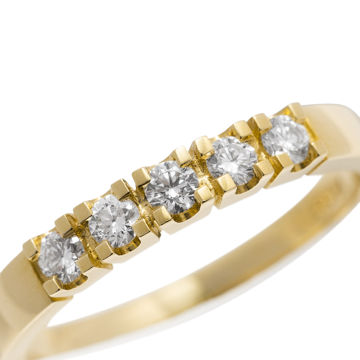 Gullring med fem runde diamanter i rekke, vist i nærbilde mot hvit bakgrunn med tydelige detaljer i fatningen.