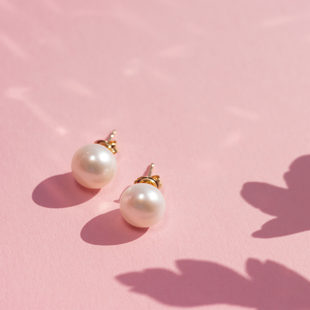 Vakre, store perleøredobber med gullfarget stift og lås.