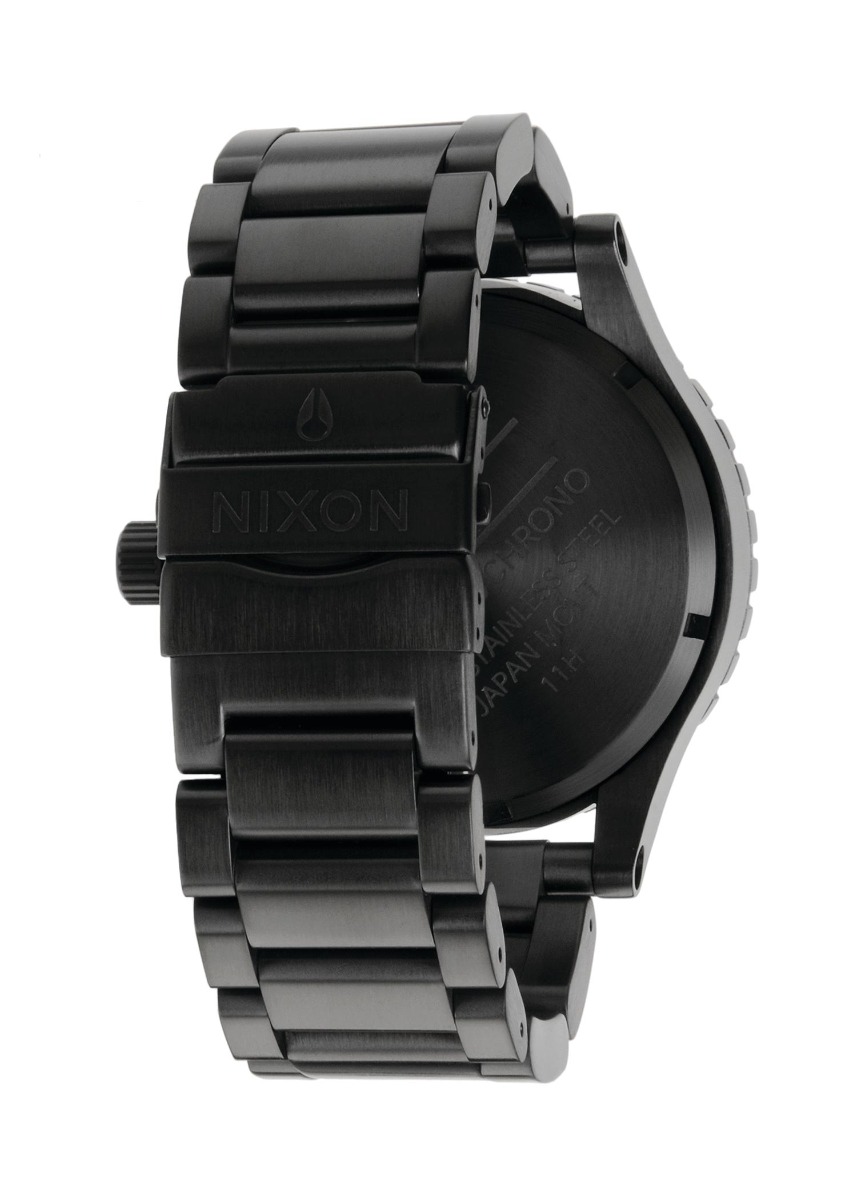 Sort Nixon armbåndsur med kronograf, tre underskiver, metall lenke, roterbar bezel og datovisning mot hvit bakgrunn