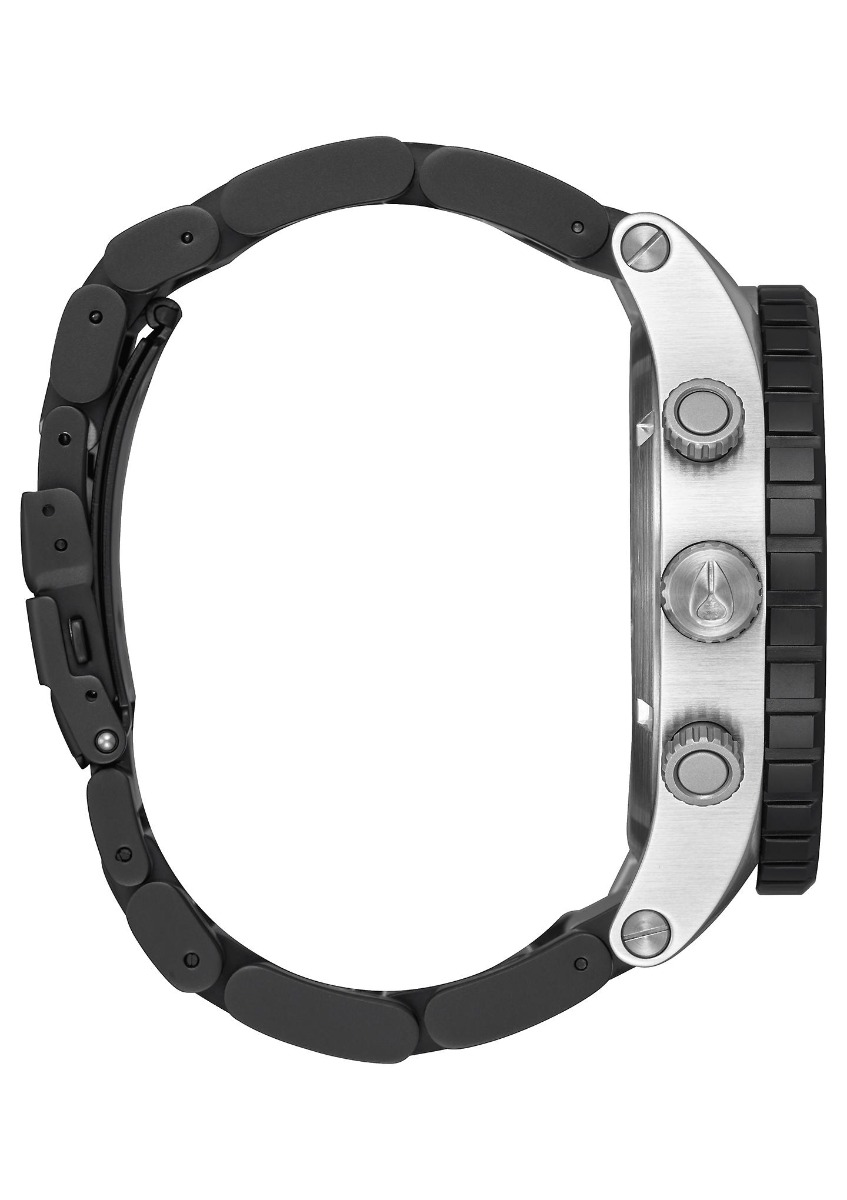 Sort og sølvfarget Nixon armbåndsur med kronograf, tre underskiver, metall lenke, roterbar bezel og datovisning mot hvit bakgrunn