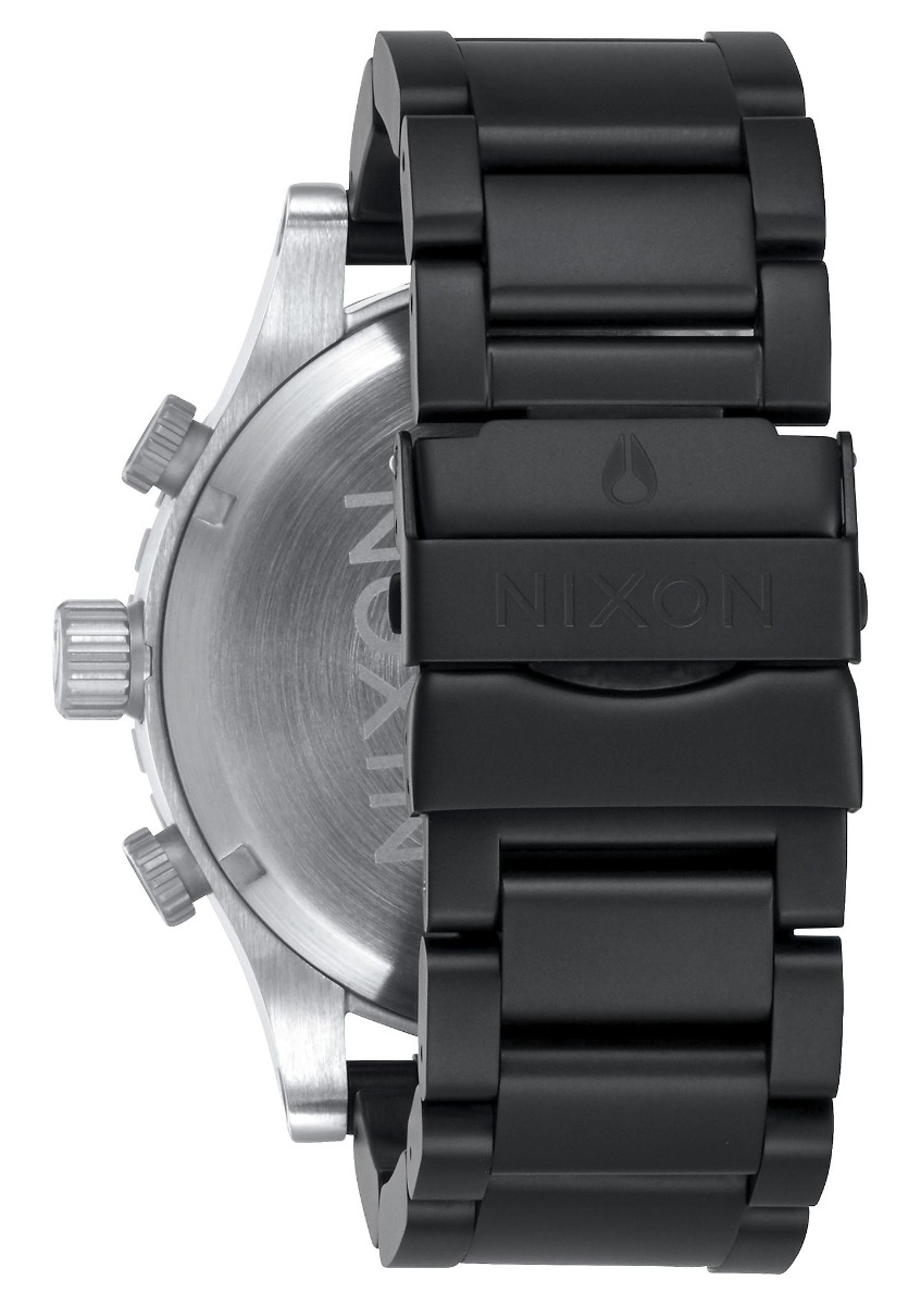 Sort og sølvfarget Nixon armbåndsur med kronograf, tre underskiver, metall lenke, roterbar bezel og datovisning mot hvit bakgrunn