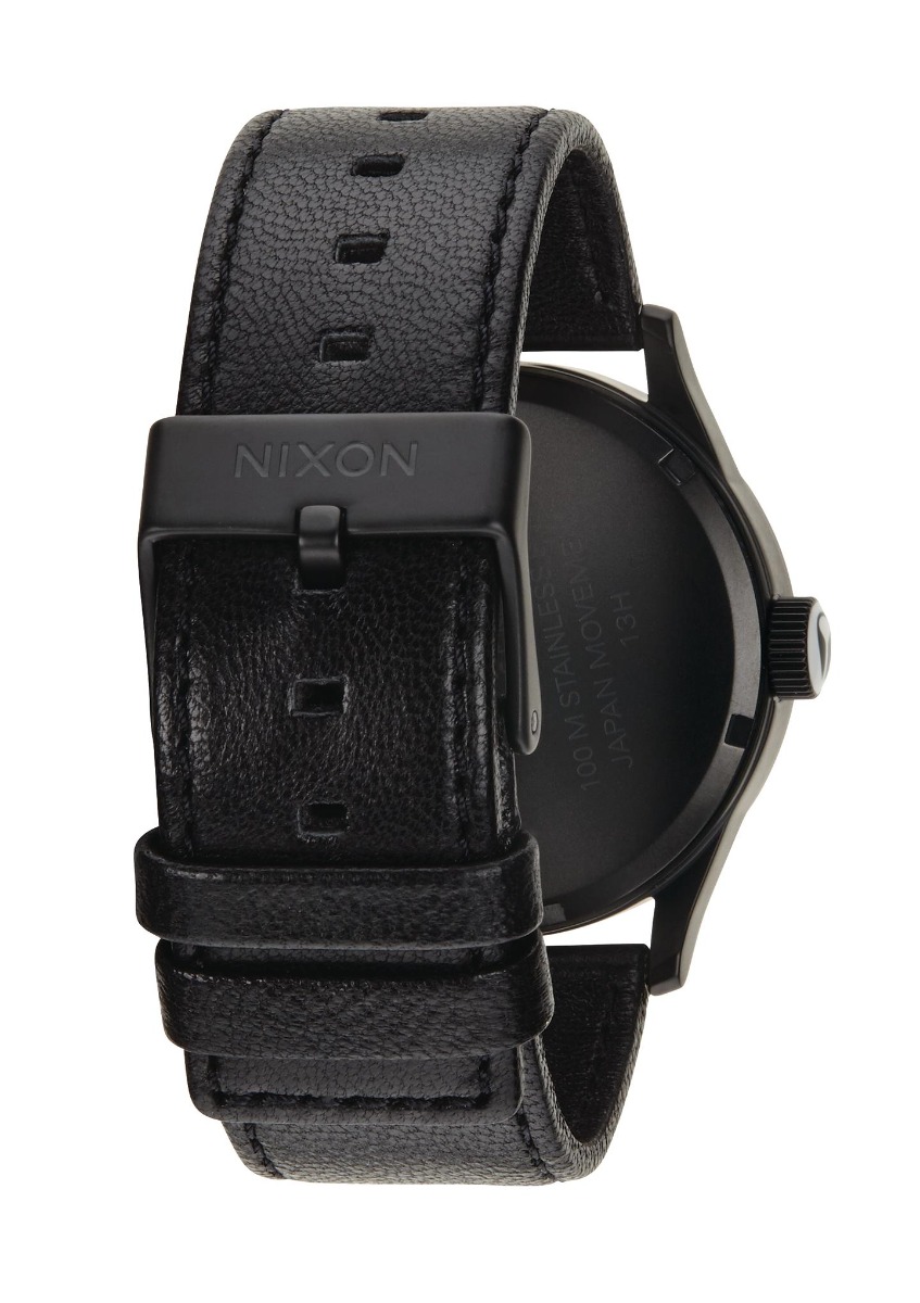 Sort armbåndsur med sort urskive, hvite tallmarkeringer og svart lærrem med søm.
