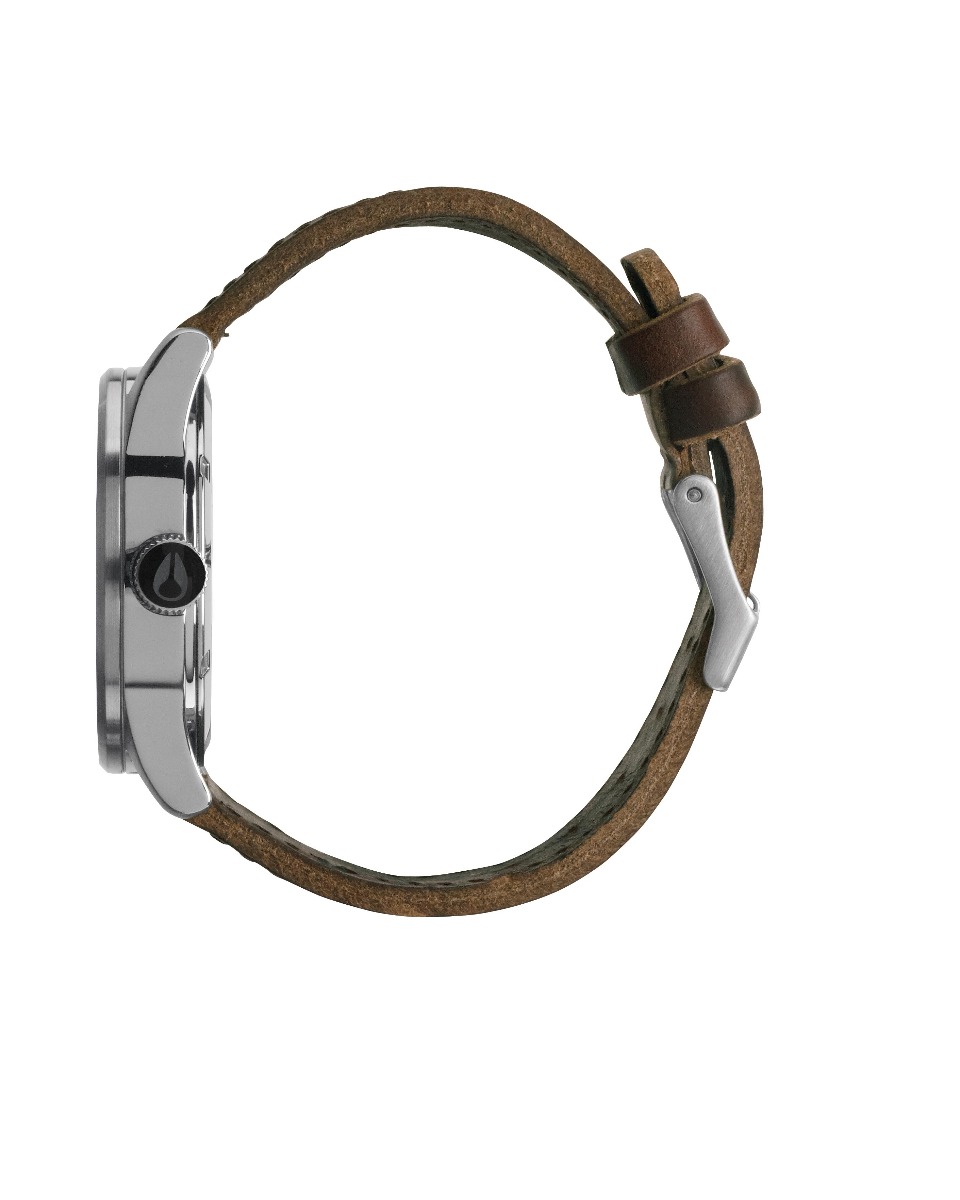 Sølvfarget Nixon-klokke med hvit skive, røde stavindekser og sølv visere, dag-dato vindu og mørkebrun lærrem med søm