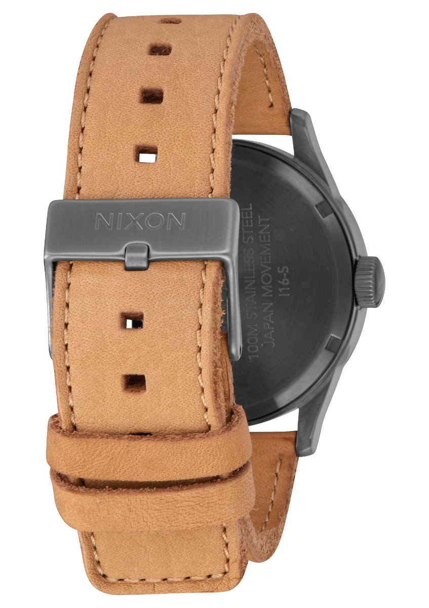 Sølvfarget armbåndsur med hvit børstet urskive, tallmarkeringer i sølv og lysebrun lærrem med søm.