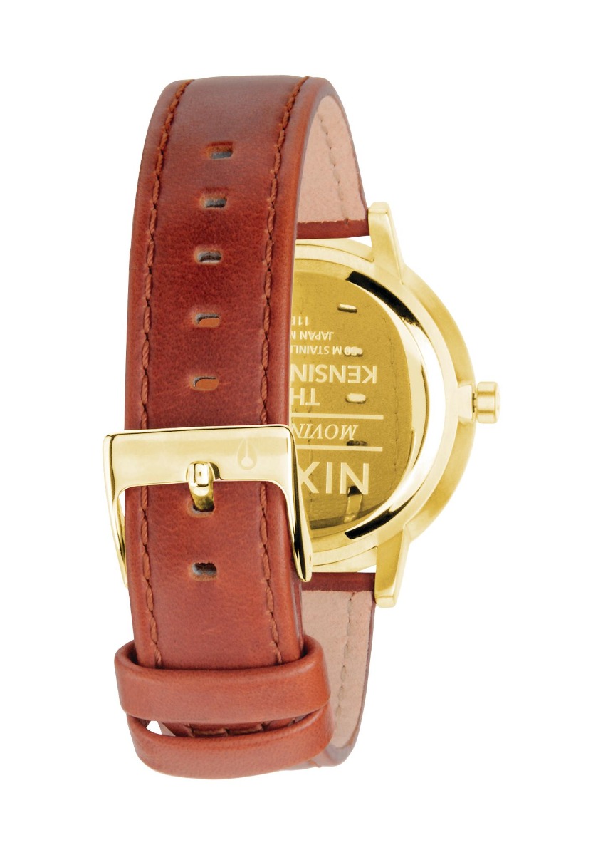 Gullfarget armbåndsur med hvit urskive, enkle markeringer og brun lærrem med søm.