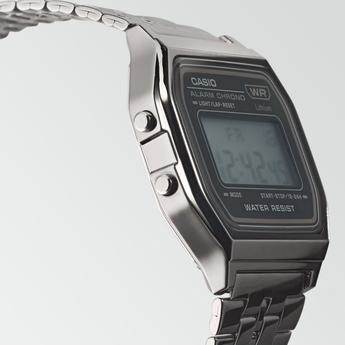 Digital klokke i svart metall med rektangulær skjerm og lenkearmbånd, viser klokkeslett og dato på en lys display.