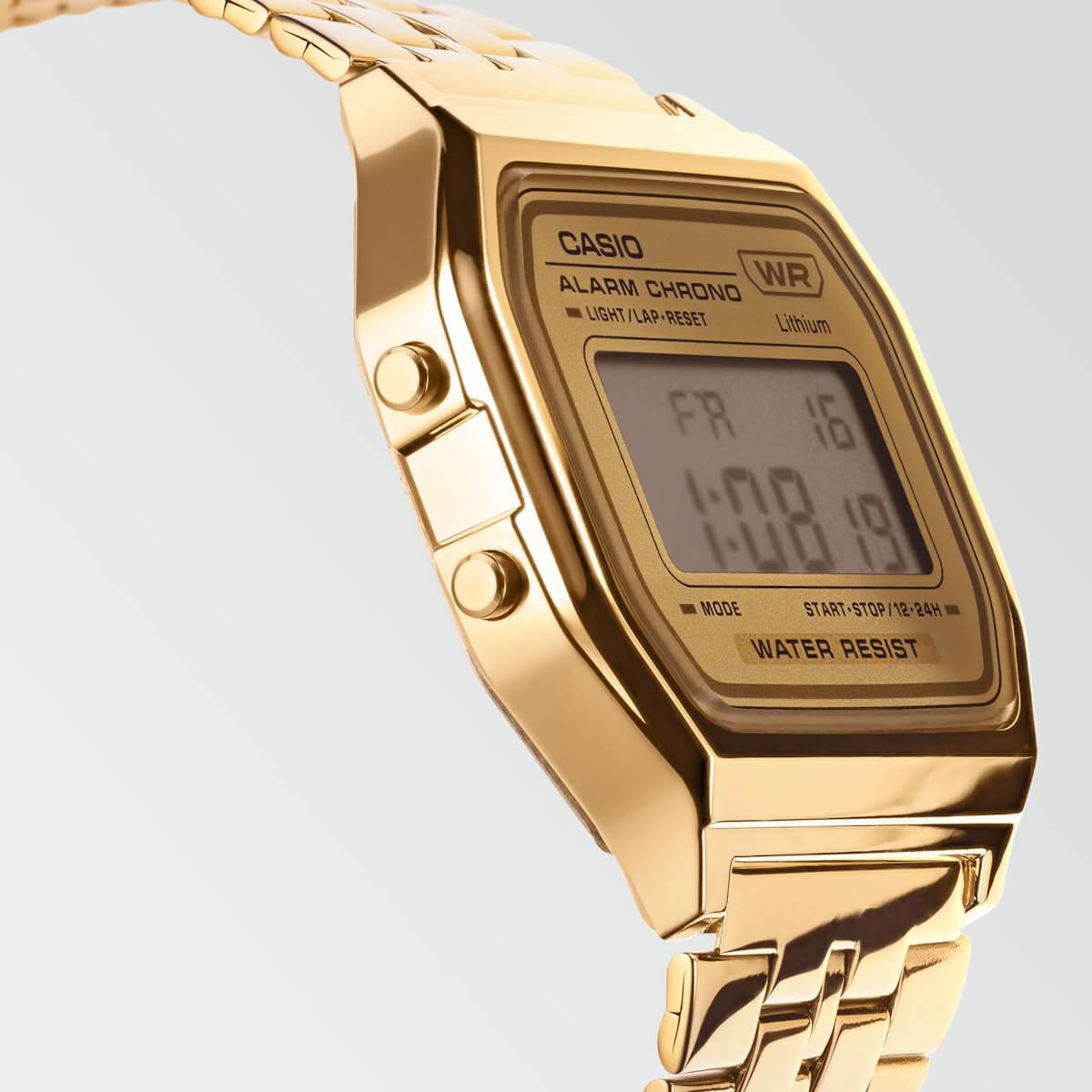 Gullfarget Casio digitalt armbåndsur med rektangulær urskive og lenke i metall på hvit bakgrunn.