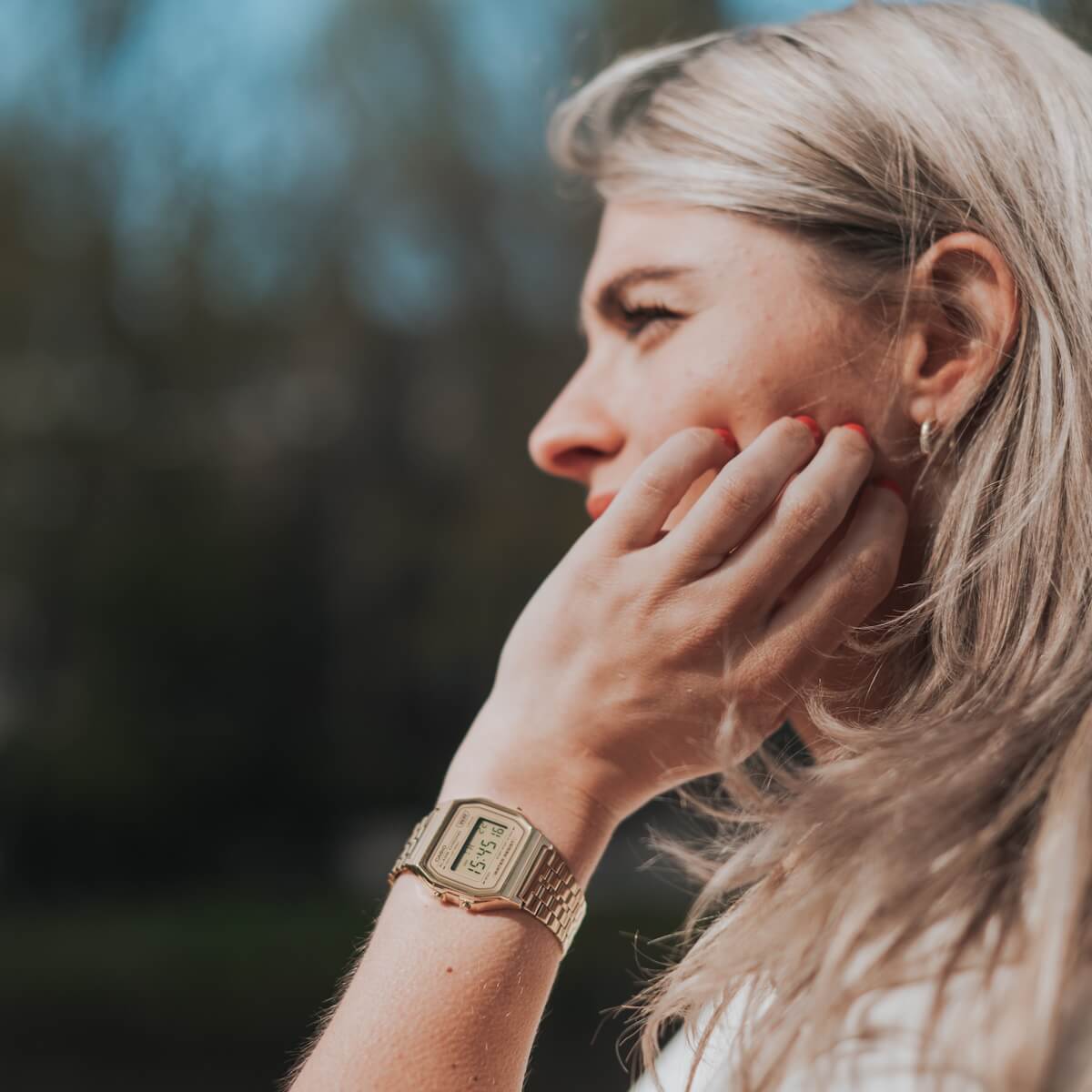 Gullfarget Casio digitalt armbåndsur med rektangulær urskive og lenke i metall på hvit bakgrunn.