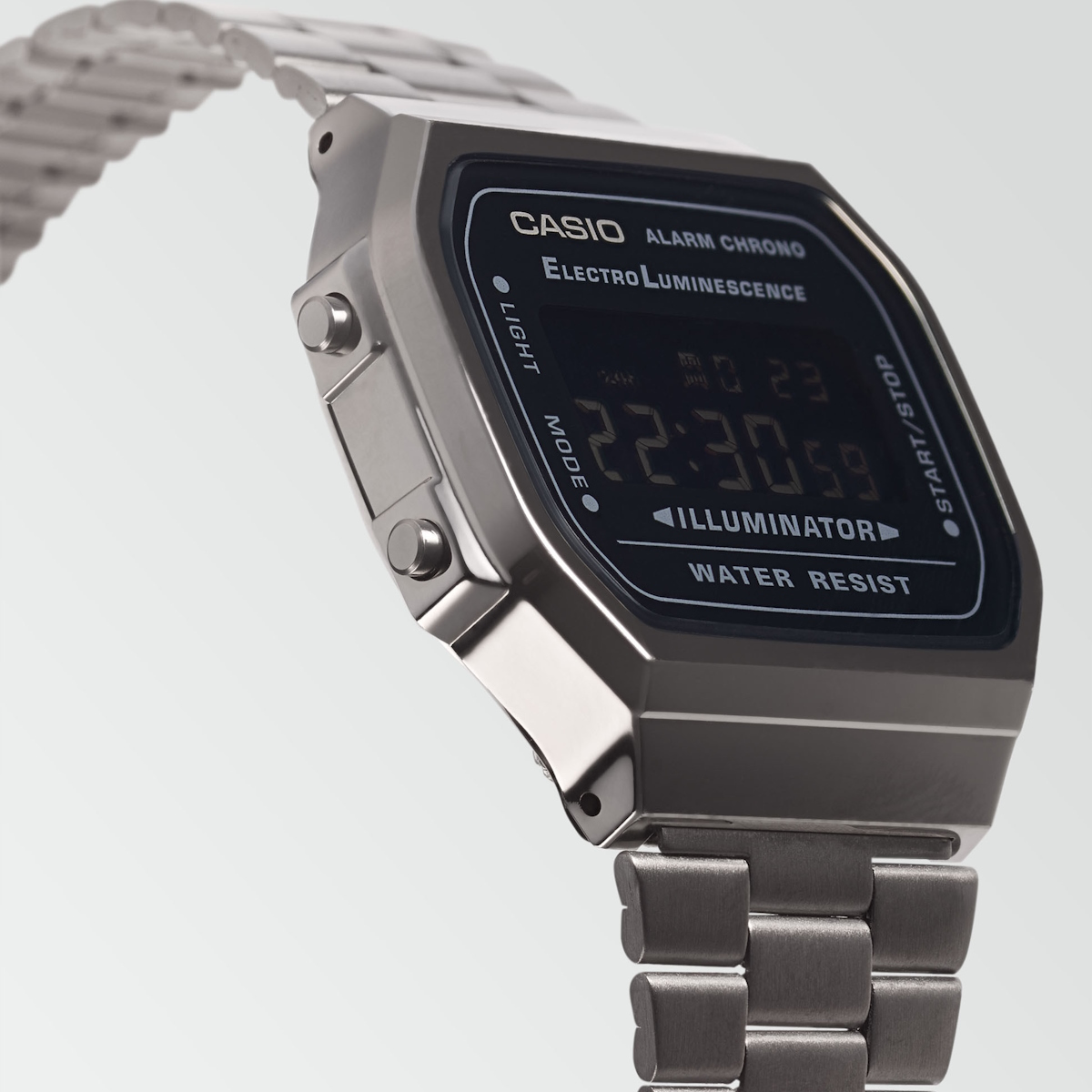Sortfarget Casio digitalt armbåndsur med mørk urskive og metalllenke.