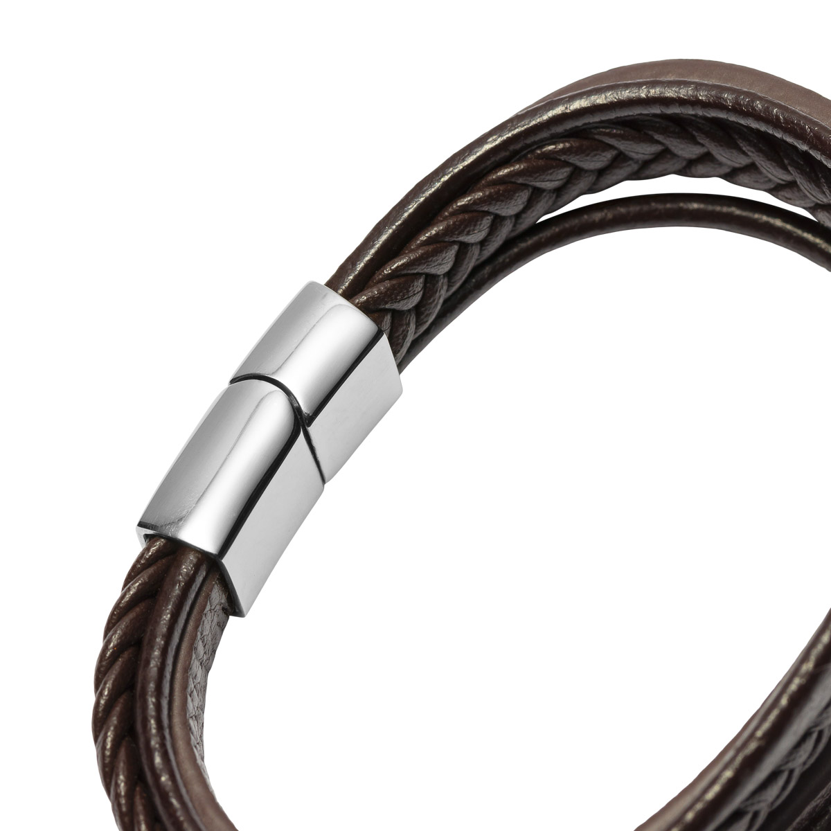 Brunt flettet lærarmbånd med flere snorer og rektangulås i metall, vist mot hvit bakgrunn.