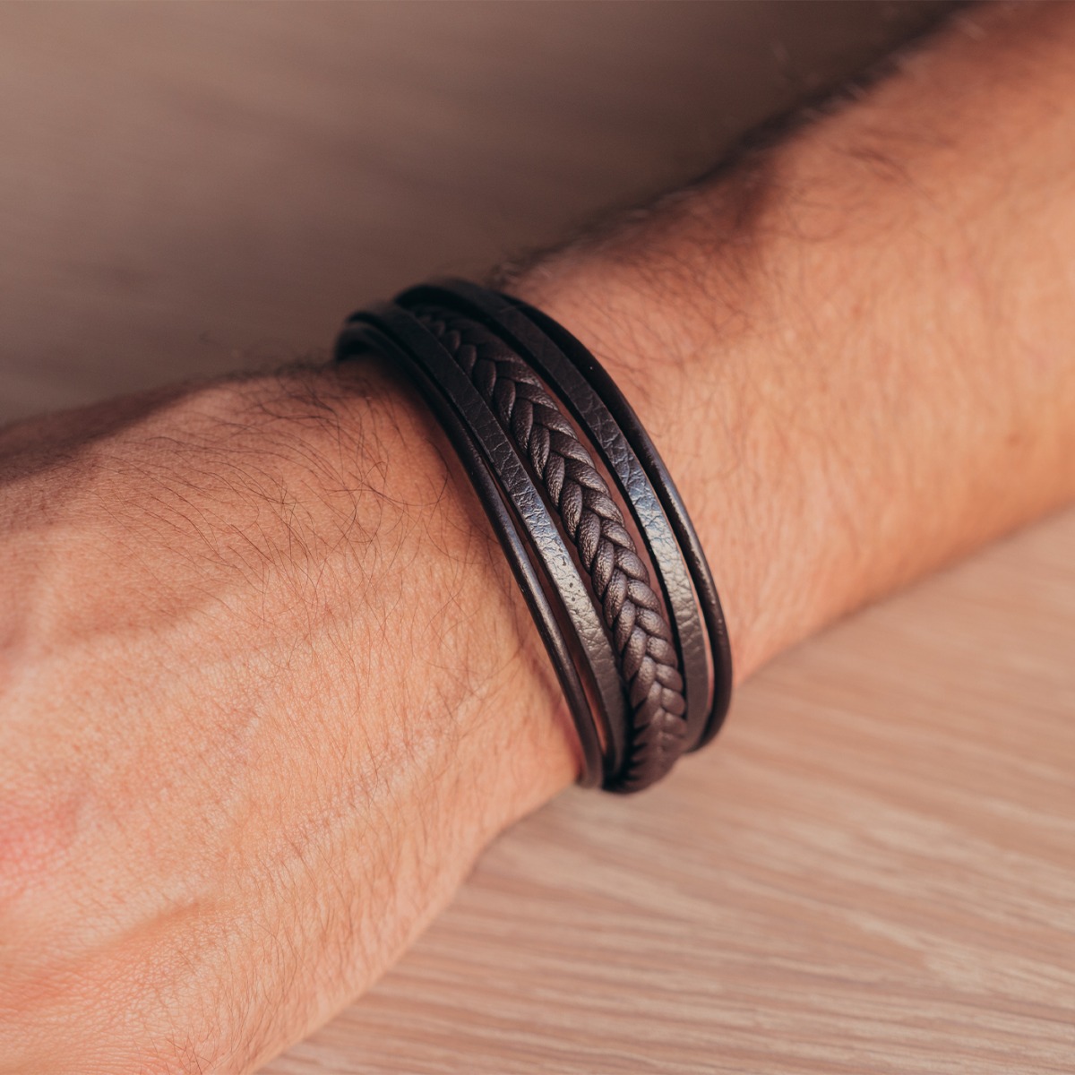 MAGNUS Skinnarmbånd Brun