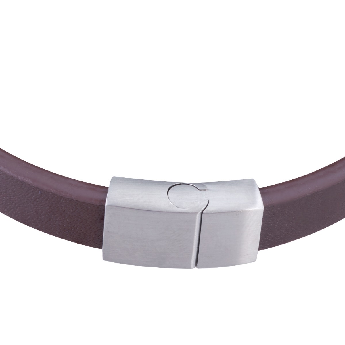 Nærbilde av brunt lærarmbånd med sølvfarget magnetlås i børstet metall, vist mot hvit bakgrunn.