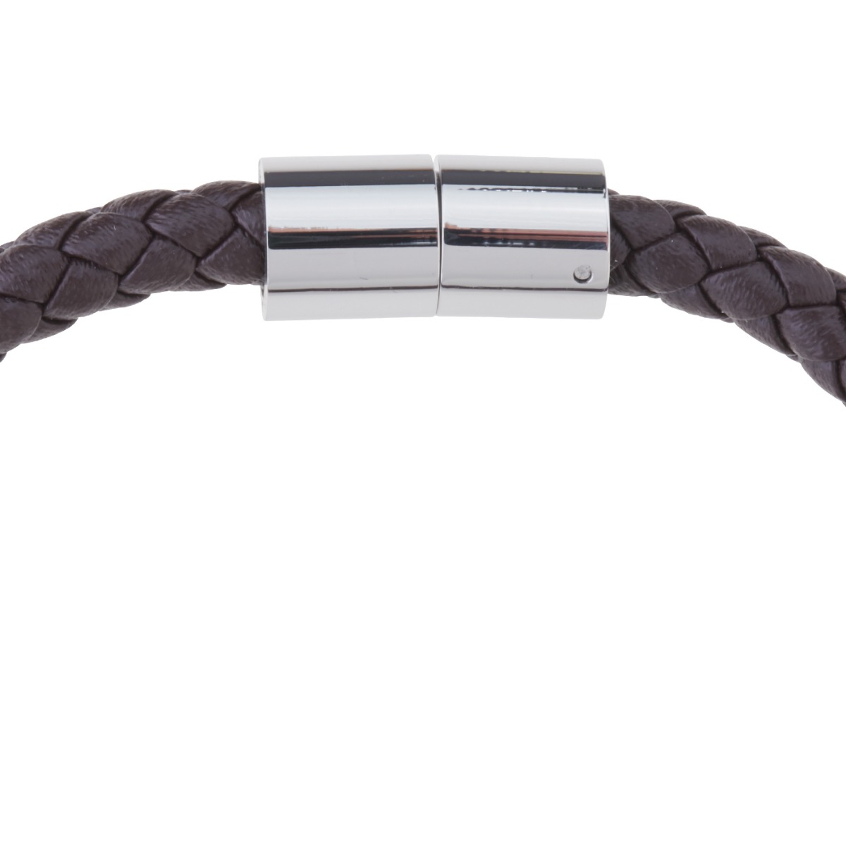 Mørkebrunt flettet lærarmbånd med glatt, rund magnetlås i sølvfarget metall, vist mot hvit bakgrunn.
