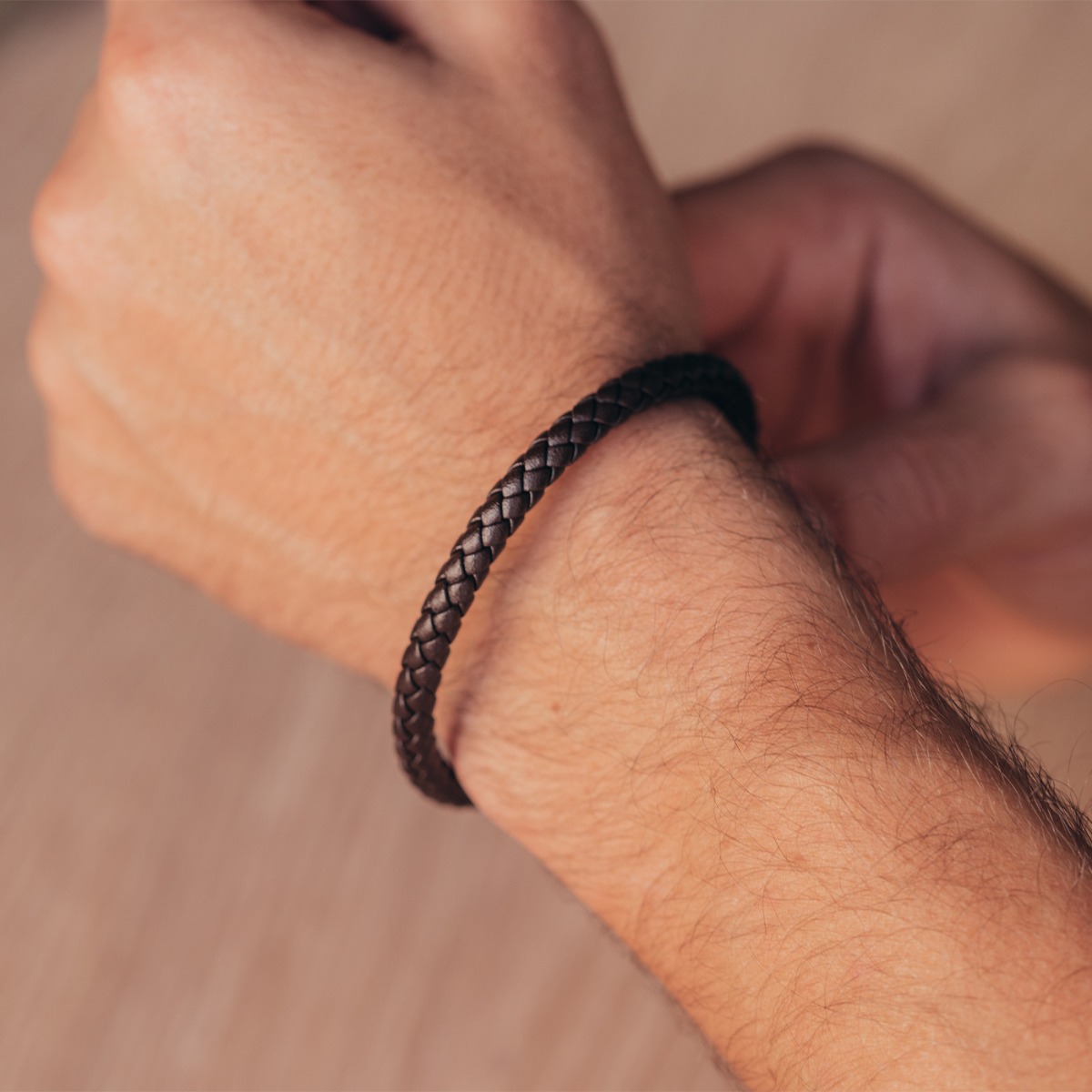 MORTEN Skinnarmbånd Brun