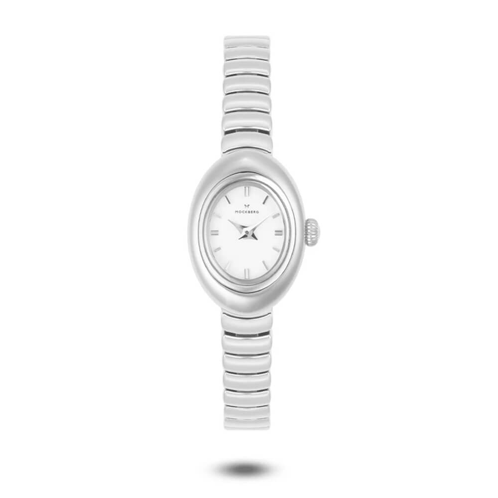 Sølvfarget armbåndsur med oval urkasse, hvit urskive og elastisk lenke i metall, vist mot hvit bakgrunn med svak skygge under.