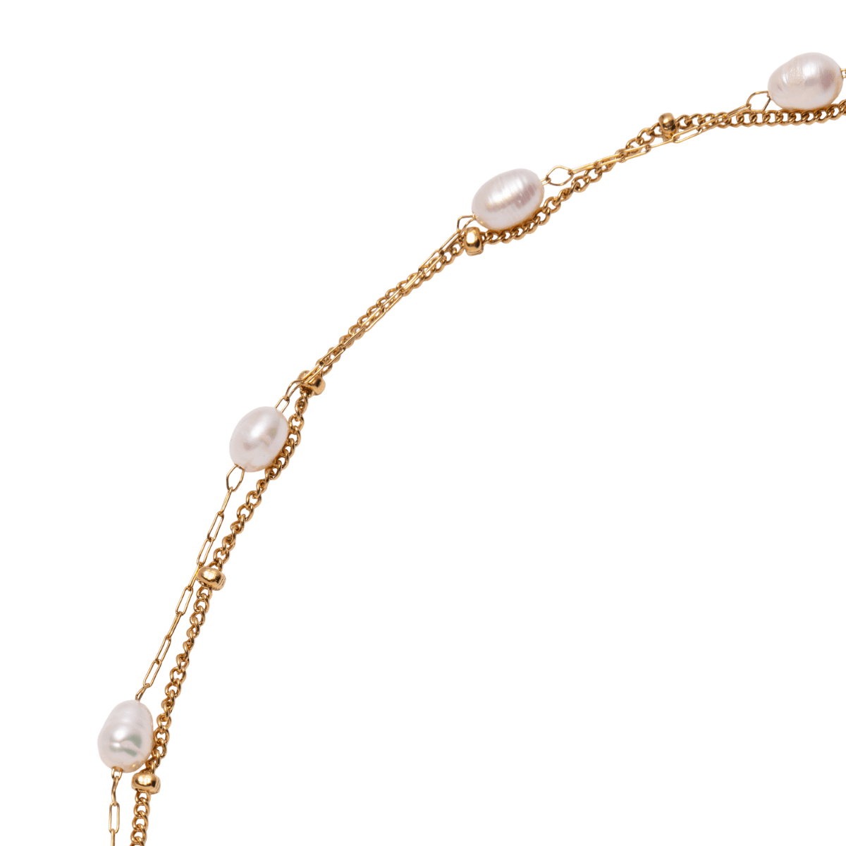 Dobbelt armbånd i gullfarget metall med små ovale hvite perler jevnt fordelt langs de to tynne lenkene.