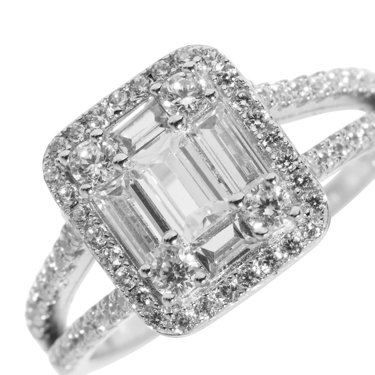 En sølvring sett forfra med rektangulær midtstengeformet topp og små steiner rundt, samt delt ringskinne med flere små steiner.