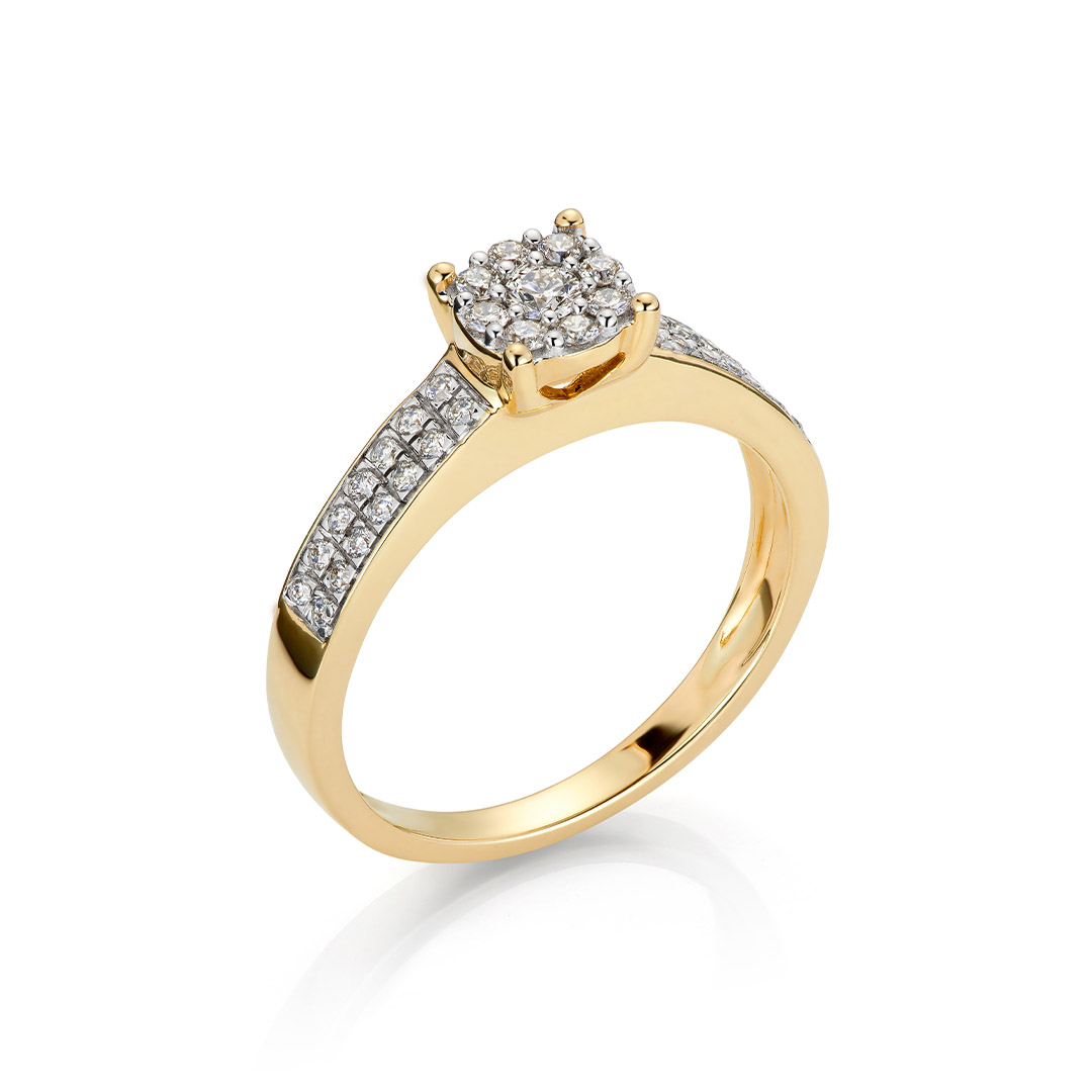 Gullring med rund midtsten omgitt av små klare stener, og flere små stener satt tett i rekker langs ringskinnen.