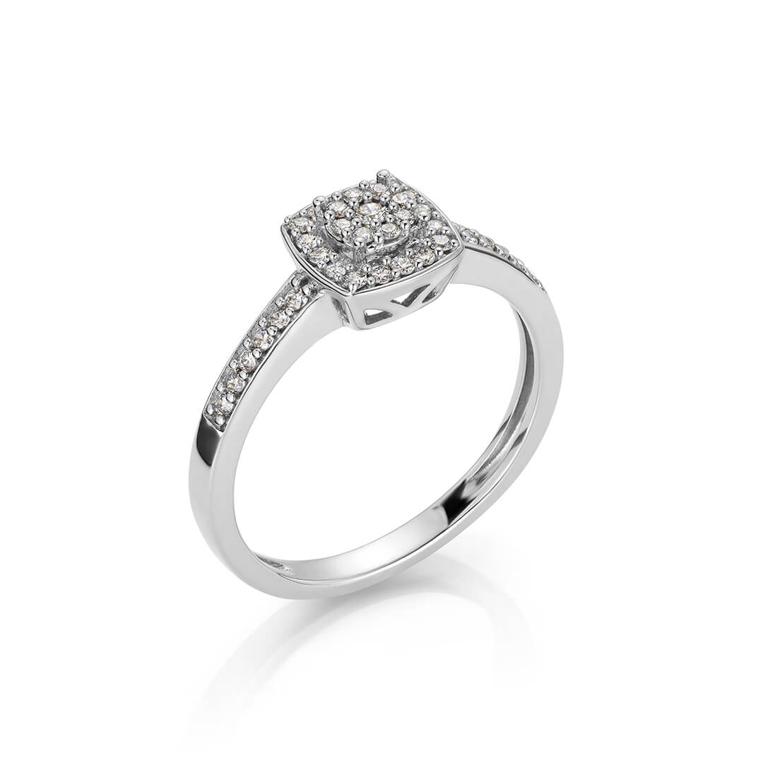 Sølvring med firkantet fatning dekorert med små diamanter og diamantbesatte skuldre, avbildet mot hvit bakgrunn.