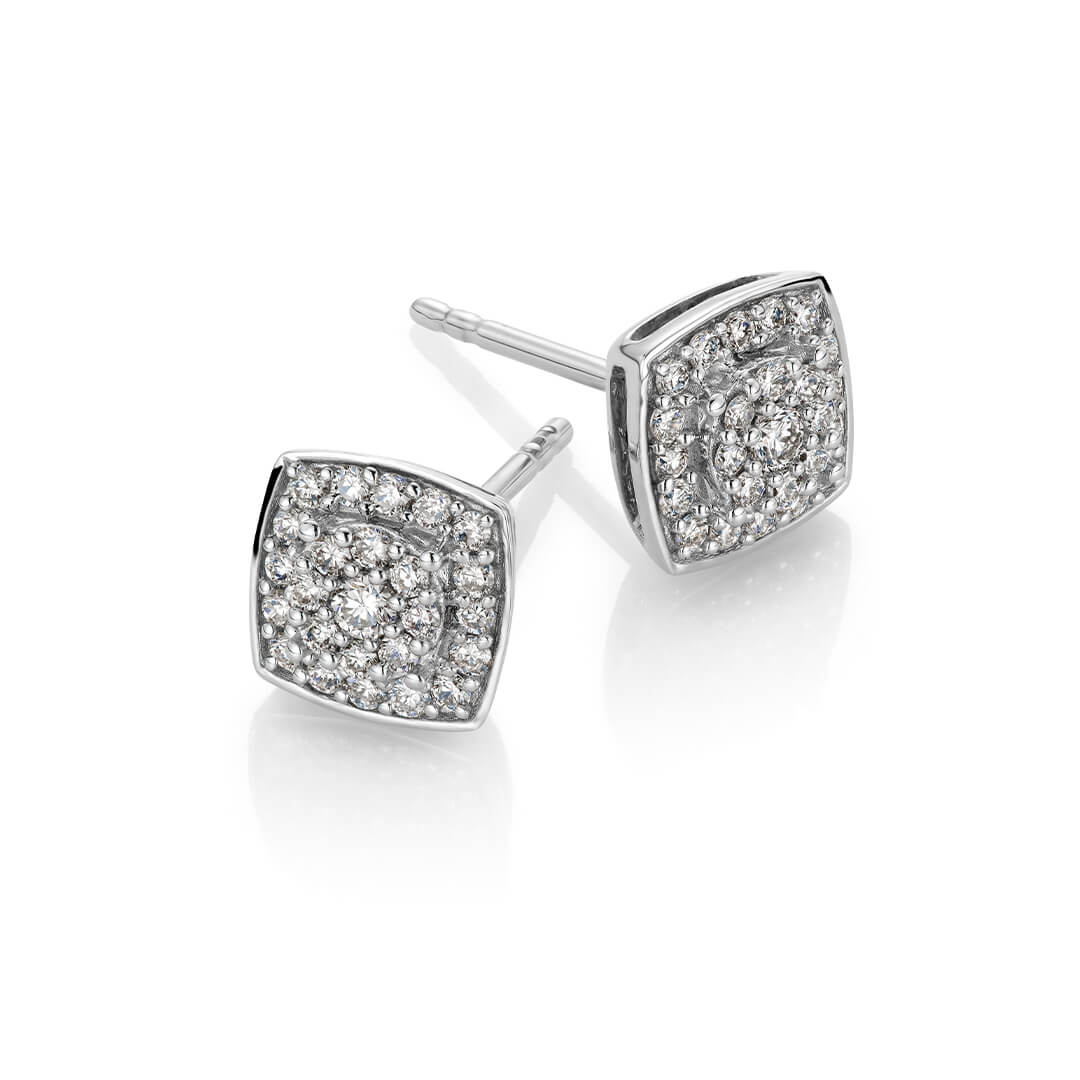 To øredobber i hvitt gull med firkantet topp dekket av små klare steiner i konsentrisk mønster, vist mot hvit bakgrunn.