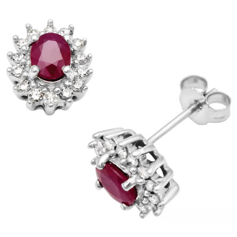 Øredobber i hvitt metall med ovale røde steiner omgitt av krans av klare steiner, stift for øret med fjærlås
