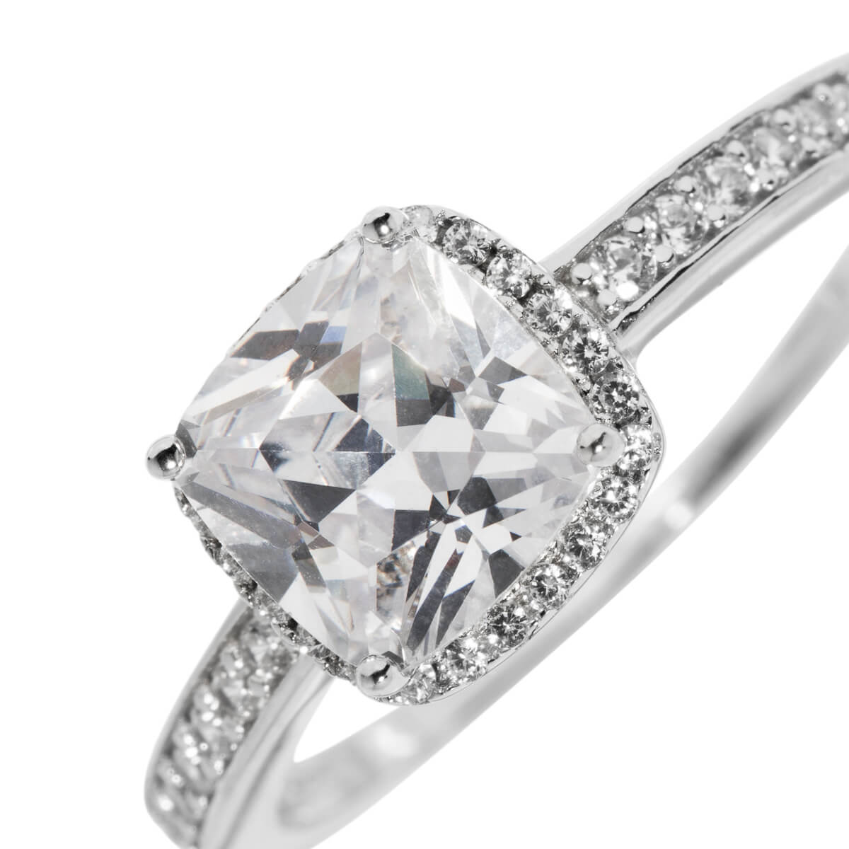 En sølvring med stor puteslipet diamant i kløfatning omgitt av krans av små diamanter og små diamanter i skinnen på hvit bakgrunn