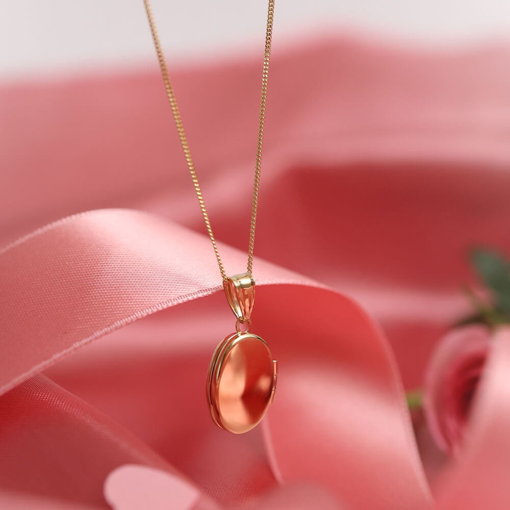 Et halssmykke med medaljong i gult gull.