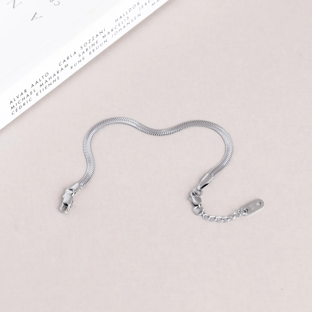 Lekkert Mockberg armbånd i slangekjede i sølvfarget stål.