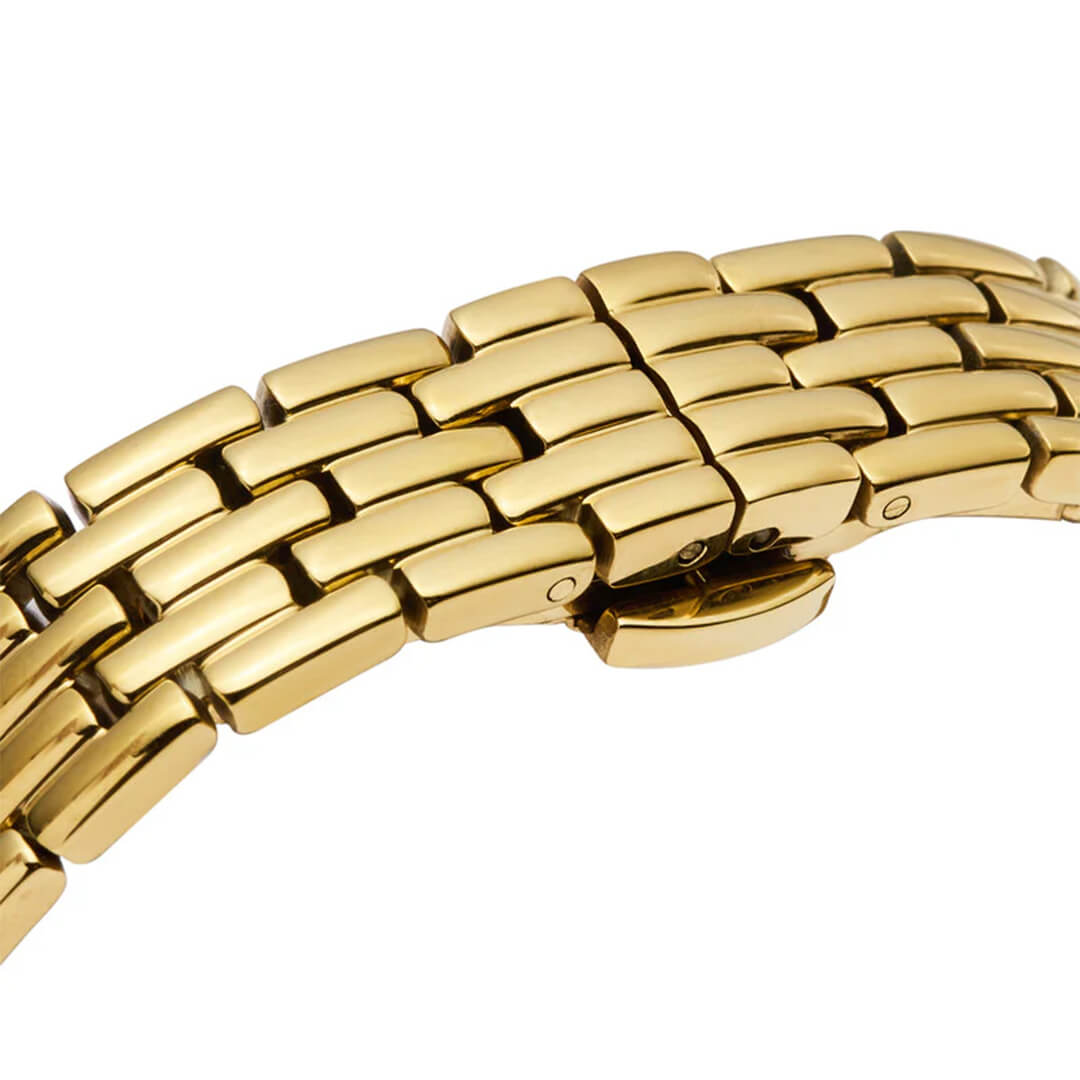 Rektangulær gullfarget dameklokke med hvit urskive og romertall, på lenke i polert metall.