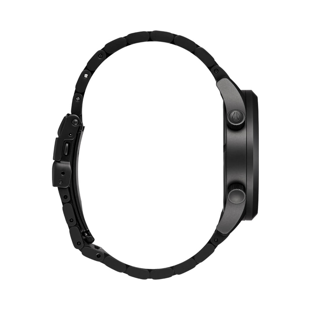 Nixon klokke i sort metall med hvite tall, rød GMT-viser, grå 24-timers ring, to trykknapper og sort lenke