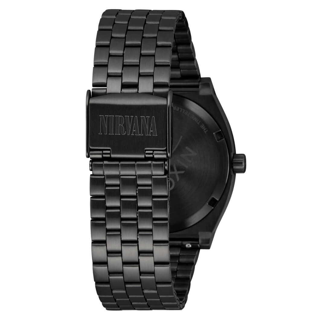 Sort metallarmbåndsur med lenke, sort urskive, neongule tall og visere, rund kasse, gul sekundviser med Nirvana på skiven
