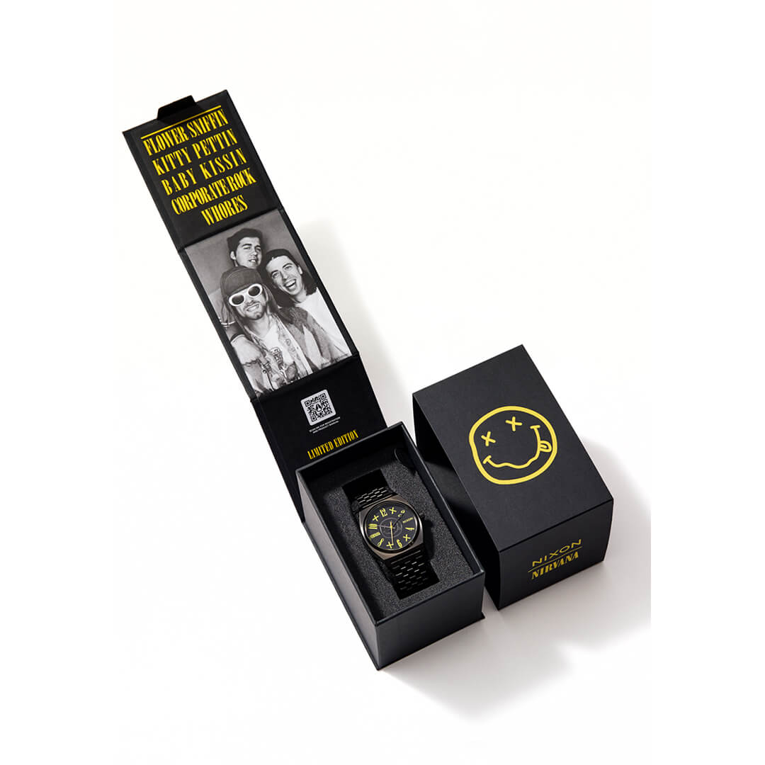 Sort metallarmbåndsur med lenke, sort urskive, neongule tall og visere, rund kasse, gul sekundviser med Nirvana på skiven
