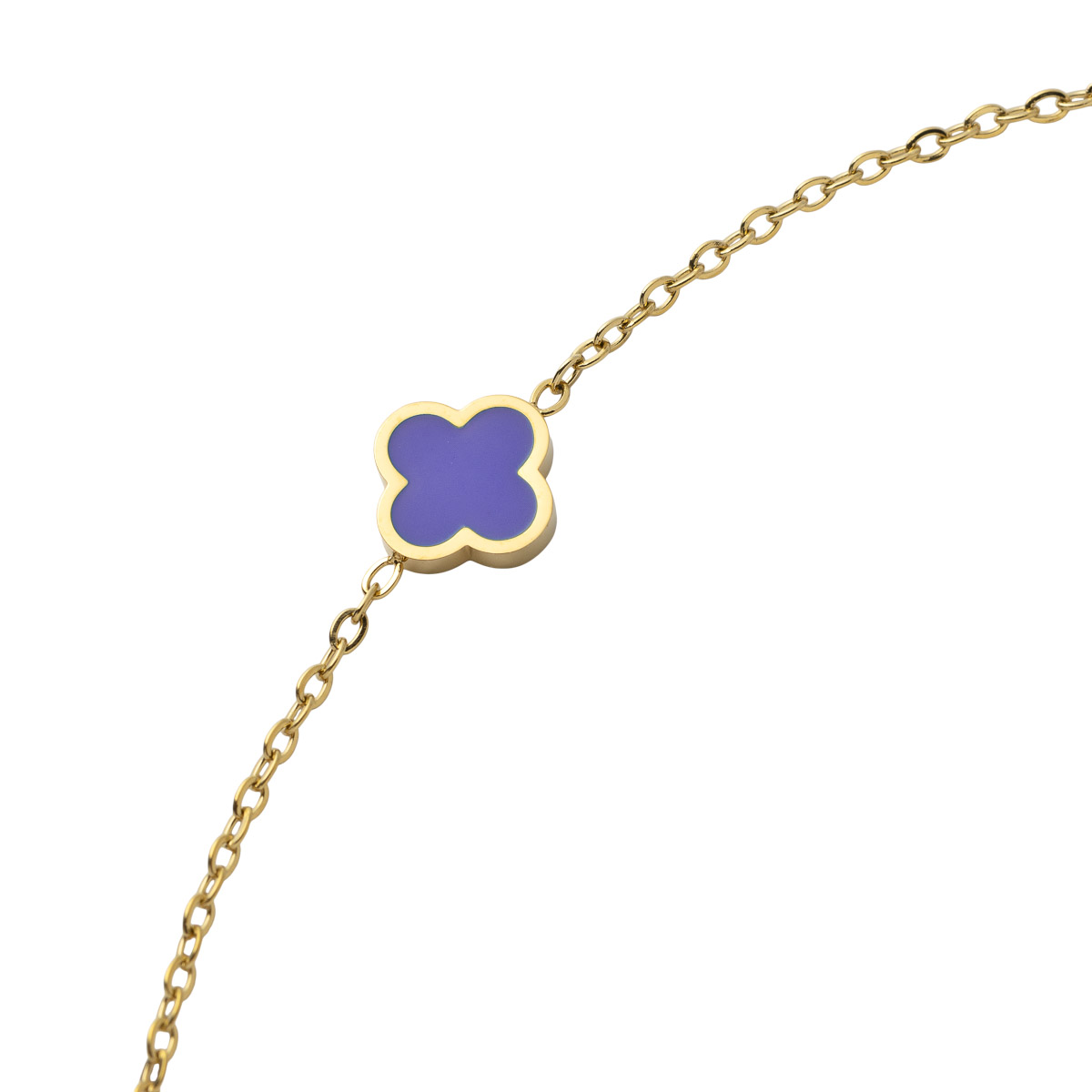Delikat armbånd i gullfarget metall med tynn lenke og lilla kløverformet anheng i midten, justerbar lengde med forlengerkjede.