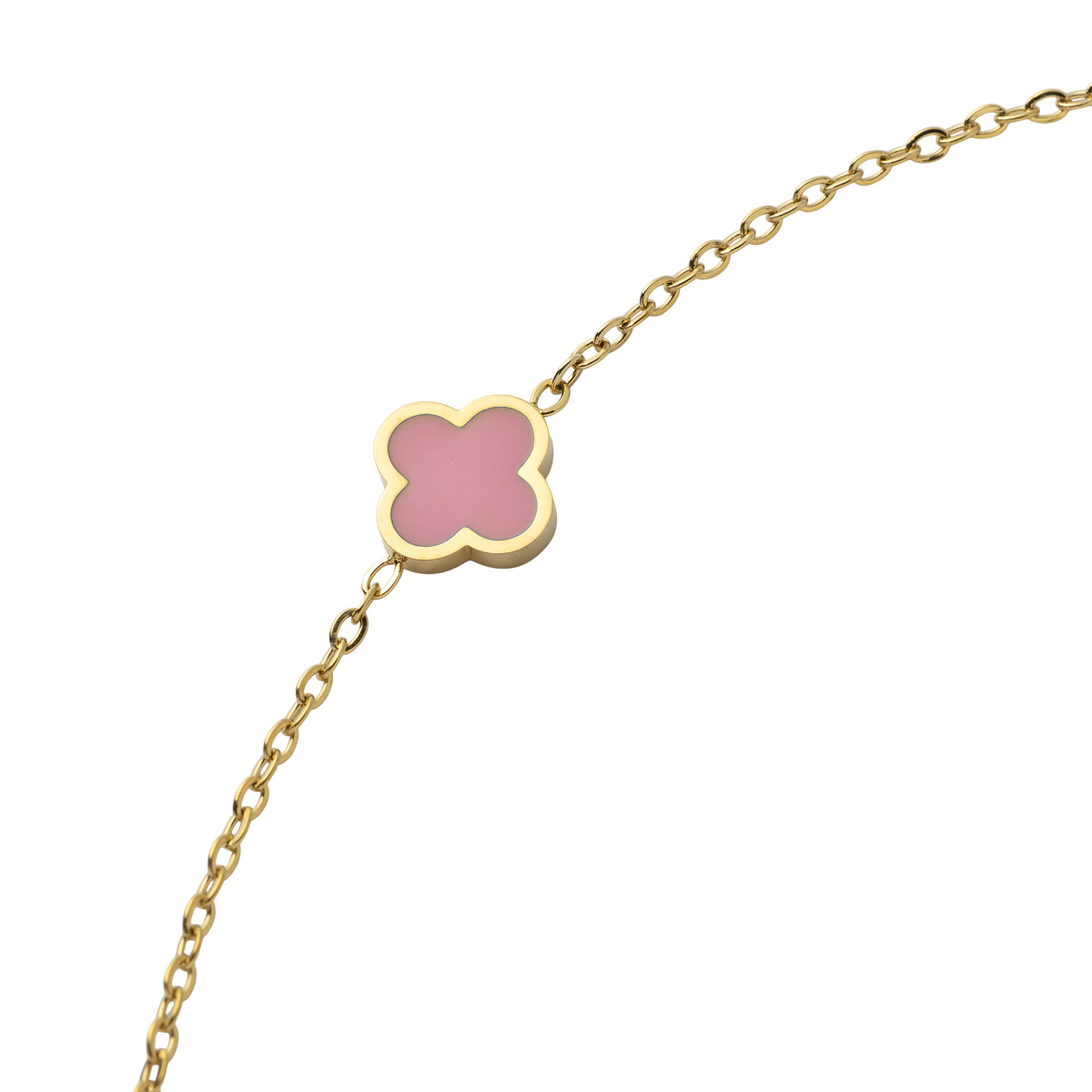 Armbånd i gullfarget metall med lite rosa firkløverformet anheng i midten, fotografert mot hvit bakgrunn.