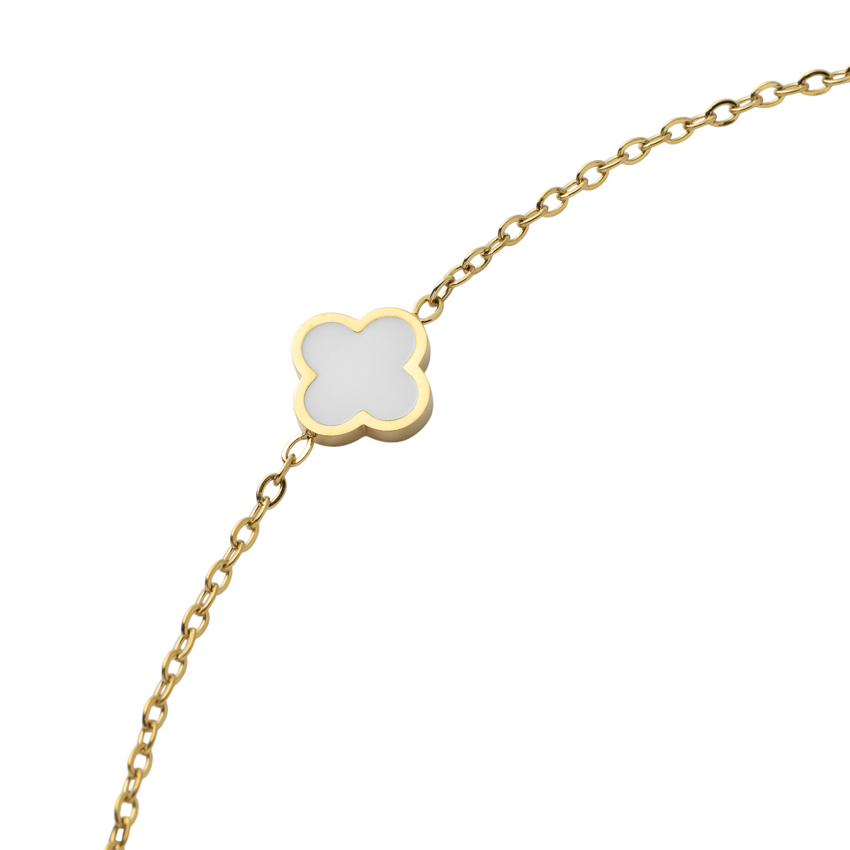 Gullfarget armbånd med tynn kjede og én hvit firkløverformet detalj i midten.