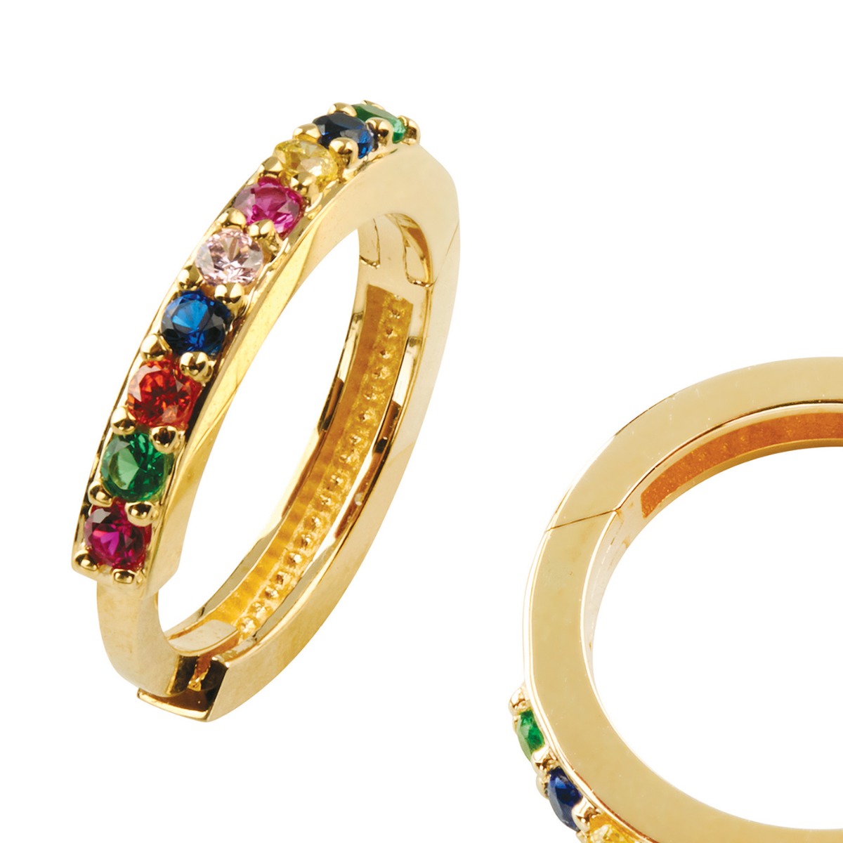 Par små gullfargede øreringer i ringform med innfelte steiner i ulike farger, vist mot hvit bakgrunn.
