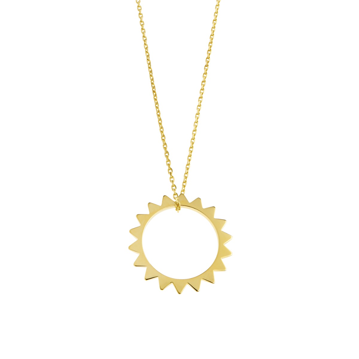 Gullfarget halskjede med tynt kjede og rundt anheng formet som en stilisert sol med taggete ytterkant, fotografert mot hvit bakgrunn.