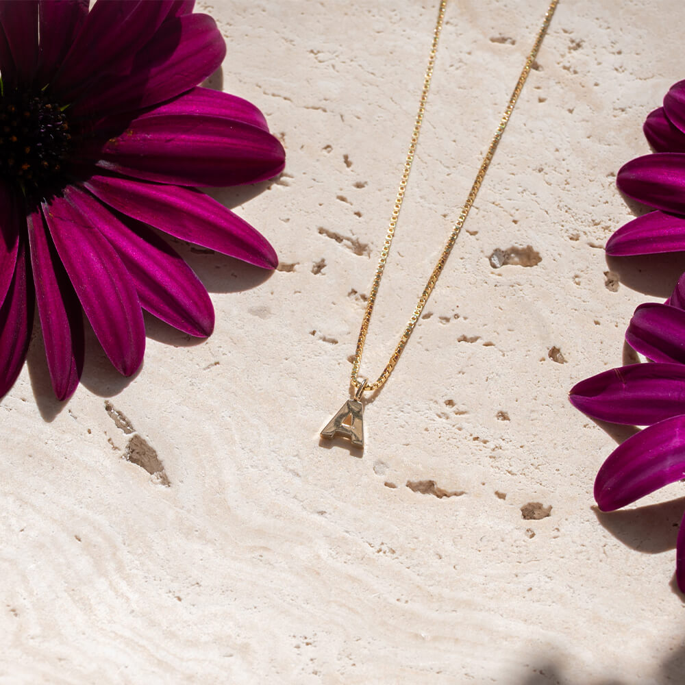 Bokstavsmykke 375 Gult Gull