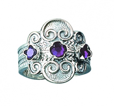 Bunadsring i oksidert sølv og lilla stener