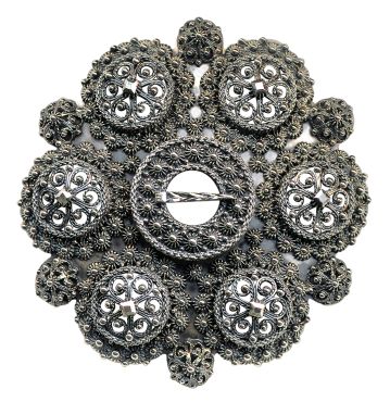 Bunadssølje til Telemarksbunaden i oksidert sølv