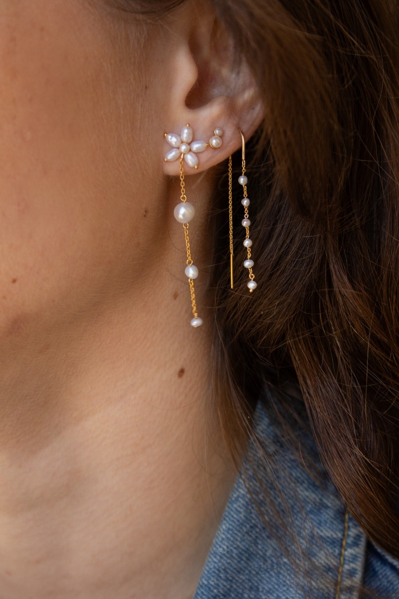 Øredobber i gullfarge formet som blomster med lange hengende 3 perler.