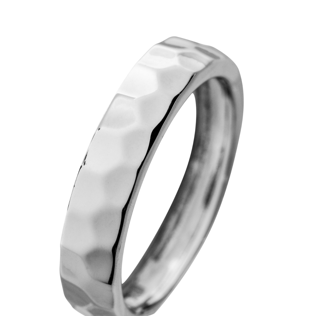 Ring i sølvfarget metall med hamret tekstur og blank innside, fotografert i profil mot hvit bakgrunn i høy oppløsning.