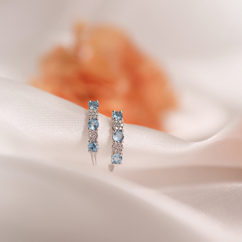 SOPHIE Diamantøredobber 375 Hvitt Gull Topas