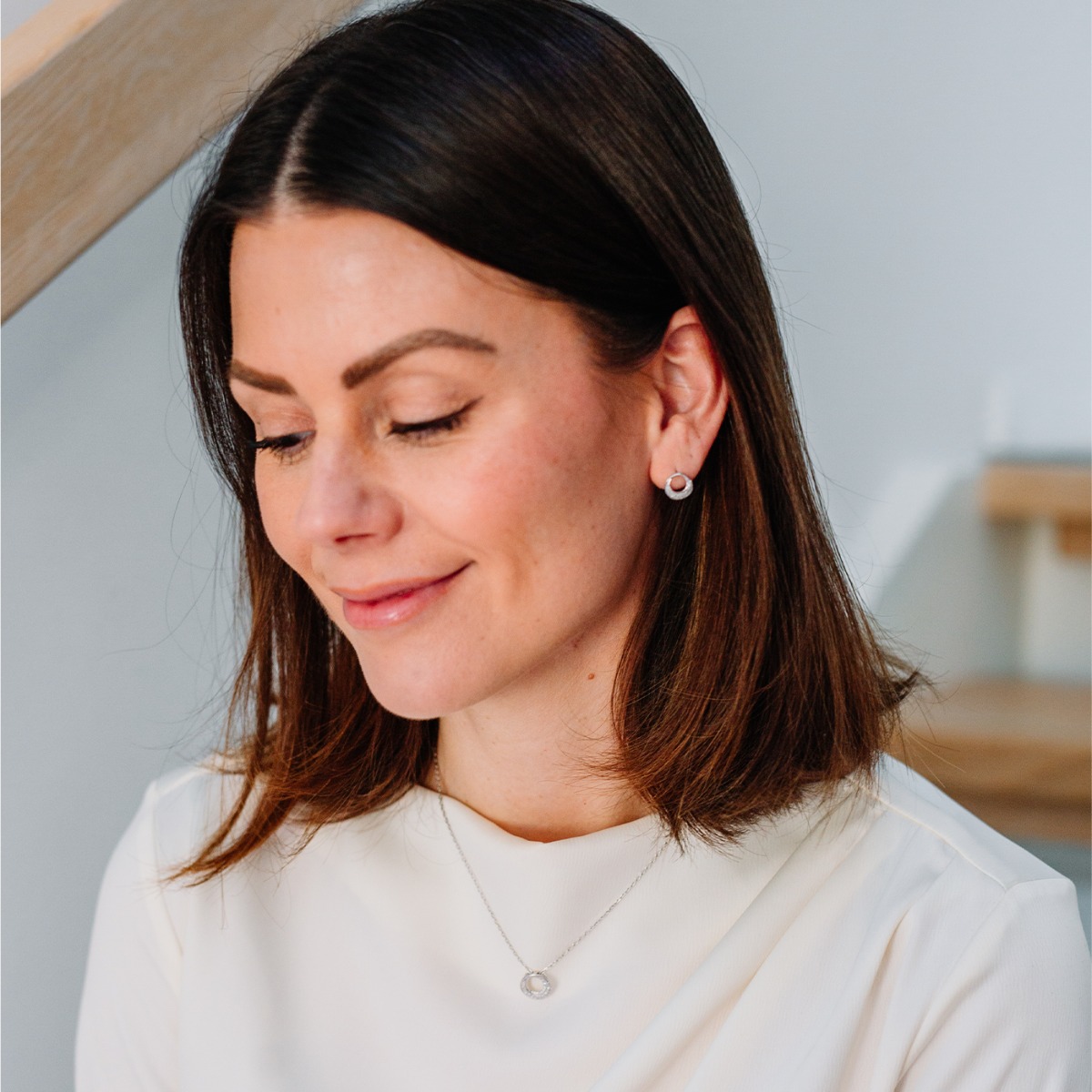 Diamantsmykke i hvitt gull med rund sirkelanheng og pavéfattet design, vist mot hvit bakgrunn.